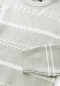 Maglione a maglia grigio chiaro con righe bianche orizzontali, colletto a girocollo a coste e polsini testurizzati con dettagli a coste.