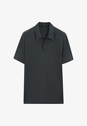 Czarnoszary, krótki polo wykonany z gładkiego materiału, z klasycznym kołnierzykiem, zapięciem na guziki i prostym dołem. Bez wzorów ani akcentów.