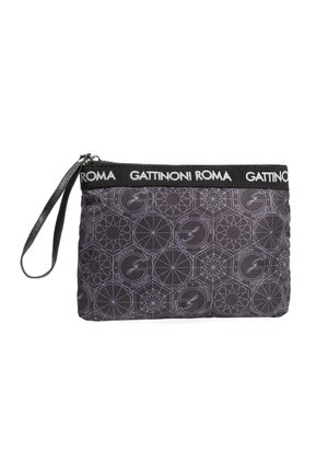 Borsetta nera con un motivo geometrico e il marchio Gattinoni Roma sulla fascia superiore; presenta una maniglia per il polso e una chiusura con cerniera.