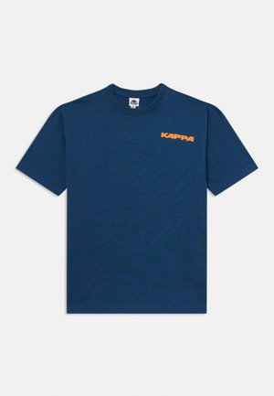 Tengerészkék pamut póló rövid ujjakkal, kerek nyakkivágással, az mellkason bal oldalon egy narancssárga "KAPPA" logóval.
