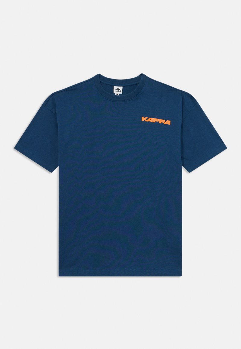 Marineblå bomull T-skjorte med korte ermer, rund hals og en oransje "KAPPA" logo på venstre side av brystet.