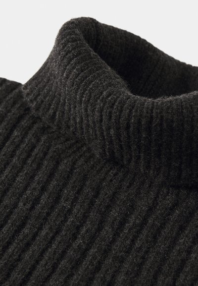 Svart ribbestrikket turtleneck genser laget av myk, teksturert stoff, med høy krage og tettstrikket struktur for varme.