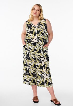 Blommönstrad ärmlös topp och vida byxor i svart, grönt och beige. Tyget är lätt med en slät yta; har fickor.