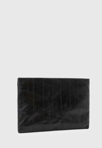 Borsa a sacchetto in pelle nera con una texture liscia e sottili righe orizzontali. Forma rettangolare, senza hardware o accenti visibili.