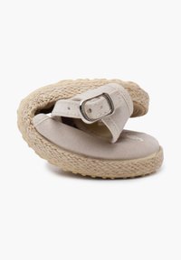 Beige platform sandalen met een bovenwerk van stof, jute detail in espadrille-stijl, verstelbare band en rubberen zool. De gebogen vorm verbetert de ergonomie.