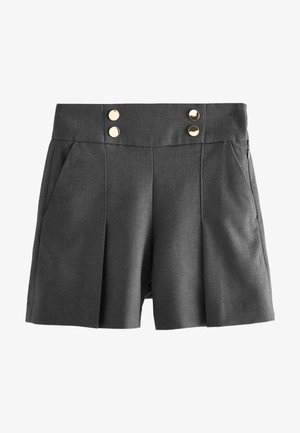 Short gris foncé taille haute avec plis devant, deux poches latérales et deux paires de boutons décoratifs dorés à la taille.