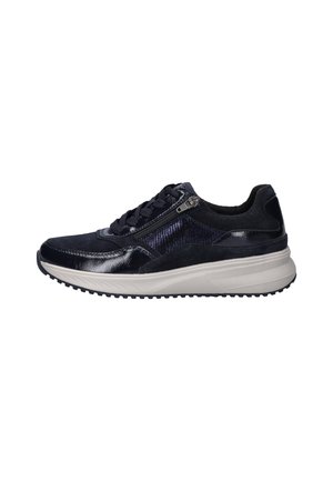 Zwarte lage sneaker met witte zool, zijrits en veterluiting aan de voorkant, met een mix van matte en glanzende texturen.