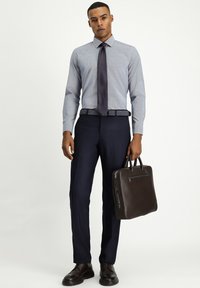 Conjunto formal masculino que incluye una camisa de patrones azul claro, una corbata gris oscuro, pantalones azul marino y zapatos de cuero marrón, junto con un maletín a juego.