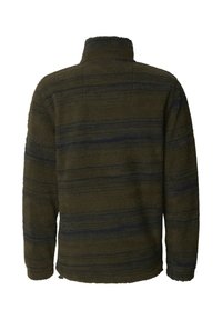 Fleecejakke i olivengrønn med teksturert overflate, med mørke horisontale striper og høy krage. Designet for varme og komfort.