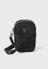Svart nylon skulderveske med et trekantet metalllogo, glidelåslommer og justerbar stropp. Glatt tekstur og minimalistisk design.