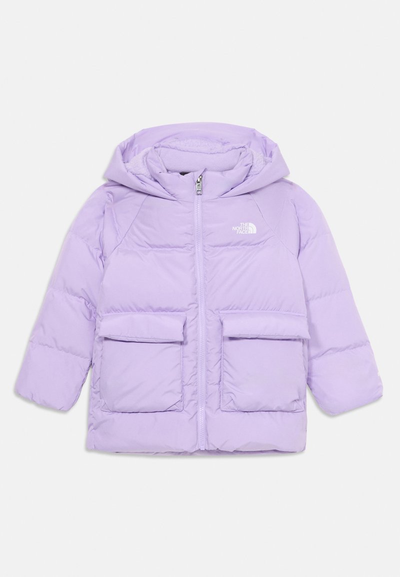 Casaco roxo acolchoado com capuz, fecho na frente e dois grandes bolsos frontais. Apresenta um acabamento texturizado e um logo no lado esquerdo do peito.