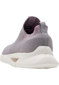 Lekki fioletowy siatkowy sneaker z designem na wsuwanie, teksturowaną cholewką oraz grubą białą podeszwą z delikatnym rowkiem i pętelką do zakładania.