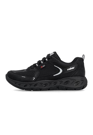 Schwarzer Schnürsneaker mit dicker Sohle, Mesh- und Wildlederpaneelen, weißen Akzenten, R-TEX-Label sowie Rieker-Logo an der Seite und am Fersenlaschen.