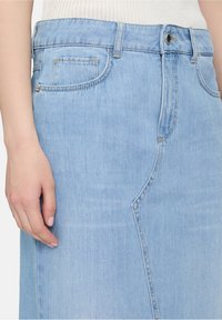 Lichtblauwe denim rok met hoge taille, details van de voorzak en subtiele stiksel. Glad textuur, rechte silhouette, middellange ontwerp.