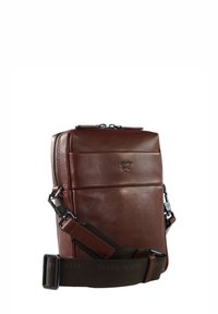 Borsa a tracolla in pelle marrone con una forma rettangolare elegante, chiusura con zip, tracolla regolabile e logo in rilievo sul davanti.