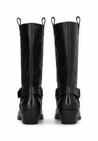 Botas de cuero negro hasta la rodilla con un acabado liso, un tacón robusto y detalles de hebilla ajustable a cada lado.