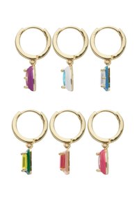 Orecchini a cerchio in tono oro con pendenti di pietre preziose colorate: viola, blu, bianco, verde, giallo e rosa. Finitura liscia e superficie lucida.