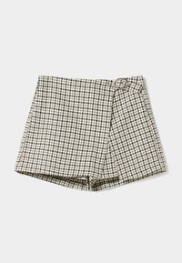 Svart och vit rutiga shorts med en omslagsdesign, som har en silverfärgad cirkulär detaljer vid midjan och en fållad kant.