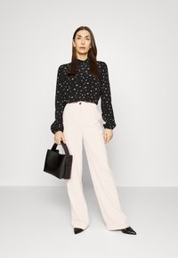 Modström GALE PANTS - Calças - bella rose