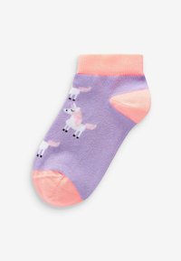 Chaussette à cheville lavande avec un revers et un orteil roses, ornée de motifs de licornes blanches. Tissu doux, texture en tricot. Contrastes de couleurs vives.