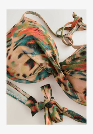 Flerfärgad bikiniöverdel med blommönster, gjord av texturerat tyg. Har knytband och en mjuk, rundad form med kontrasterande remmar.