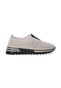 Světle šedé slip-on boty s perforovaným svrškem, černými elastickými akcenty a černou zakřivenou podrážkou s bílými pruhy a texturovaným vzorkem.