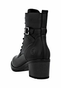 Botte de cheville en cuir noir avec un bout rond, un avant à lacets, un détail de boucle et un talon épais texturé. Fini lisse avec un logo subtil.