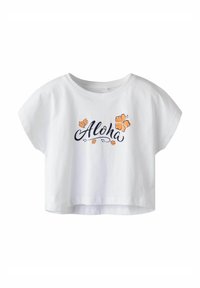 Camiseta cropped blanca de algodón, con el texto "Aloha" en navy y gráficos de flores hibisco en naranja. Mangas cortas, ajuste relajado.