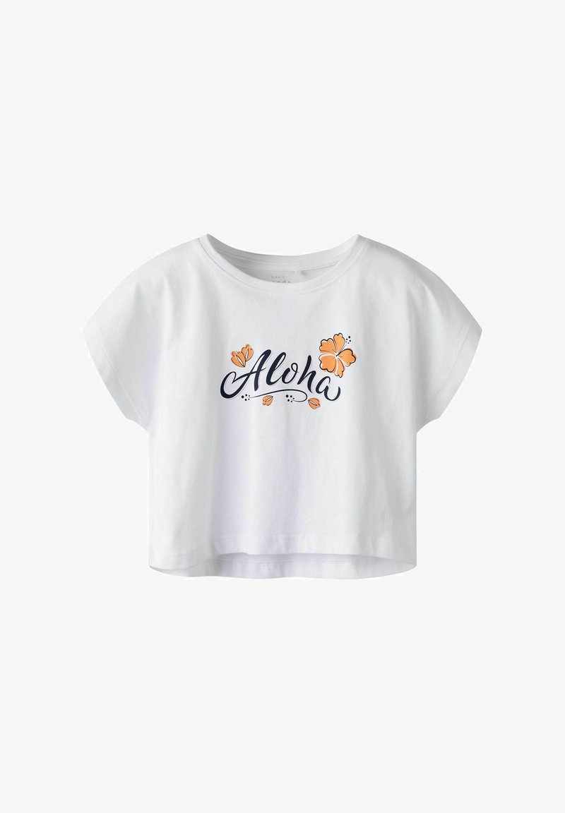 Camiseta cropped blanca de algodón, con el texto "Aloha" en navy y gráficos de flores hibisco en naranja. Mangas cortas, ajuste relajado.