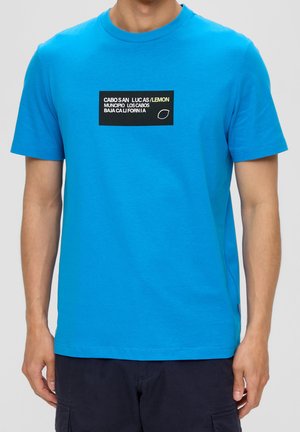 Felblauw korte mouw t-shirt van katoen. Voorzien van een zwart rechthoekig ontwerp met witte tekst in het midden. Regular fit.