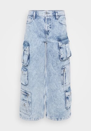 Calças de ganga cargo em denim azul claro com vários bolsos laterais, fecho de botão e um corte relaxado. A textura desgastada realça o design geral.