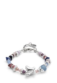 Bracelet en argent avec diverses perles dans des nuances de bleu, rose et violet, agrémenté d'un pendentif en forme de papillon et d'un fermoir en homard.