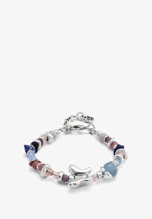 Pulsera de plata con diversas cuentas en tonos de azul, rosa y púrpura, con un charm en forma de mariposa y cierre tipo langosta.