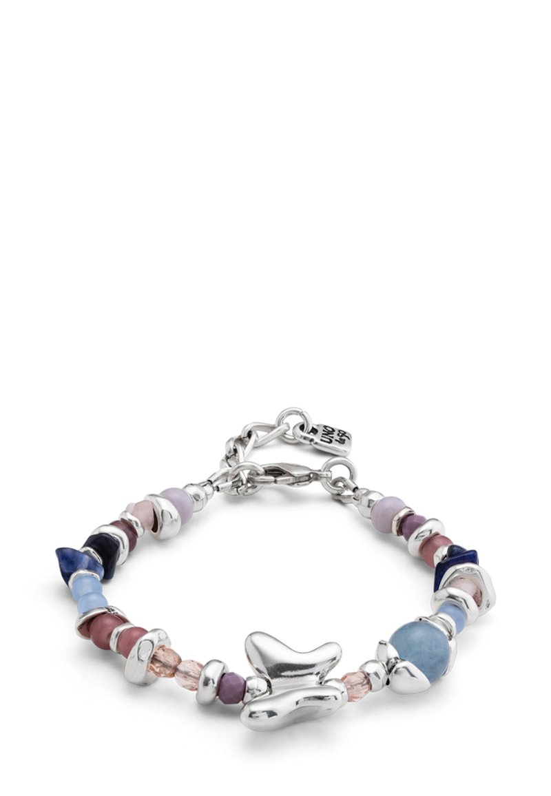 Bracelet en argent avec diverses perles dans des nuances de bleu, rose et violet, agrémenté d'un pendentif en forme de papillon et d'un fermoir en homard.
