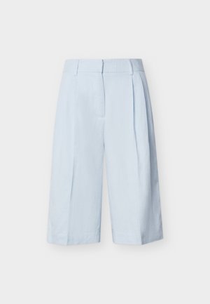 Pantalon large court taille haute bleu clair avec passants de ceinture et plis à l'avant, présenté sur un fond blanc uni.