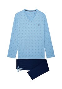 Hellblaues Langarmshirt mit V-Ausschnitt und Rautenmuster; kombiniert mit dunkelblauen Jogginghosen mit Kordelzug. Der Stoff wirkt weich und glatt.