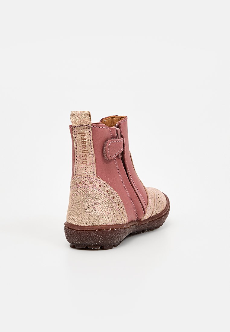 Kinder rosa Knöchelstiefel mit strukturiertem beigen Absatz und Zehen, seitlichem Reißverschluss, Klettverschluss und brauner Gummisohle auf weißem Hintergrund.