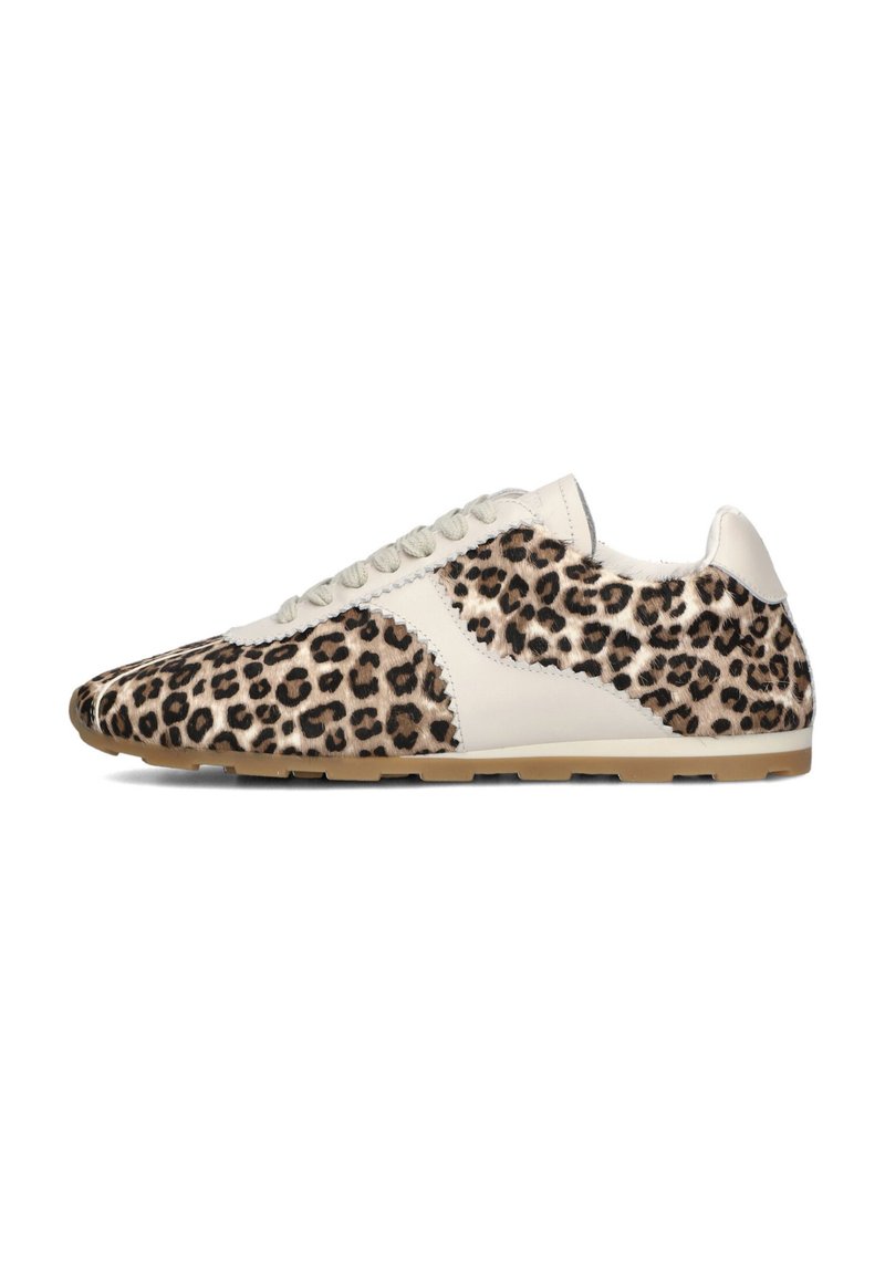 Schoenen in luipaardprint met een mix van beige leer en textuurvacht, met een witte basis en lichtgekleurde veters, rubberen zool.