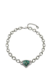 Collar de cadena de plata con un gran centro de piedra preciosa verde en forma de triángulo. Presenta eslabones ovalados entrelazados y un cierre de langosta con cadena de extensión.