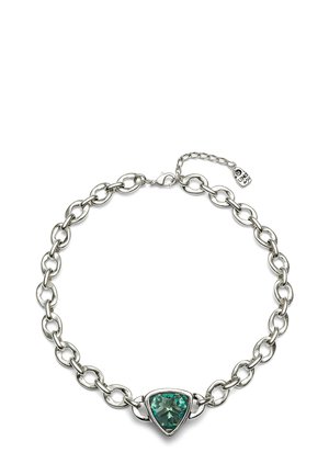 Collar de cadena de plata con un gran centro de piedra preciosa verde en forma de triángulo. Presenta eslabones ovalados entrelazados y un cierre de langosta con cadena de extensión.