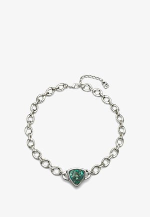 Collier en chaîne argentée avec un grand pendentif triangulaire en pierre précieuse verte. Comprend des maillons ovales entrelacés et un fermoir à homard avec une chaîne d'extension.