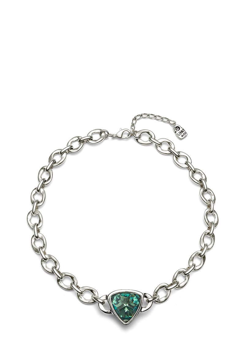 Collar de cadena de plata con un gran centro de piedra preciosa verde en forma de triángulo. Presenta eslabones ovalados entrelazados y un cierre de langosta con cadena de extensión.