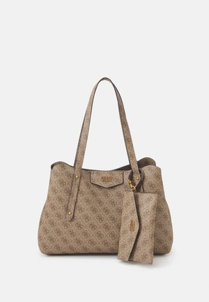 Beżowa torba typu tote Guess z całopowierzchniowym wzorem logo, dwoma paskami na ramię oraz dopasowaną przyczepioną saszetką na zamek błyskawiczny z złotym okuciem.