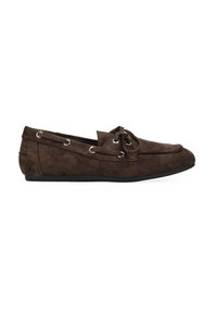Zapato mocasín de ante marrón con punta redondeada, detalle de cordones y ojales de metal. Suela plana, textura suave y diseño sencillo.