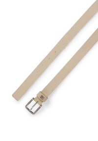 Ceinture en daim beige à texture lisse, avec une boucle en métal argenté et plusieurs trous d'ajustement le long de la longueur pour l'adaptation.