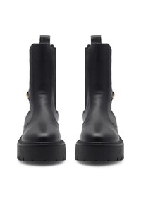 Czarne skórzane botki za kostkę o gładkiej teksturze, z elastycznymi panelami po bokach, grubą gumową podeszwą oraz pętelką z tyłu ułatwiającą zakładanie.
