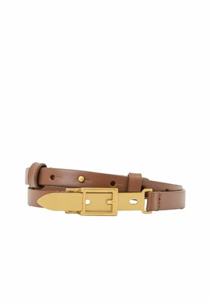 Cintura di pelle marrone con fibbia rettangolare dorata, arrotolata con fori di regolazione visibili e un piccolo borchia tonda dorata.