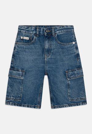 Pantalones cortos cargo de mezclilla en azul medio. Las características incluyen bolsillos a cada lado, un cierre de botón y costuras en contraste a lo largo de las costuras.