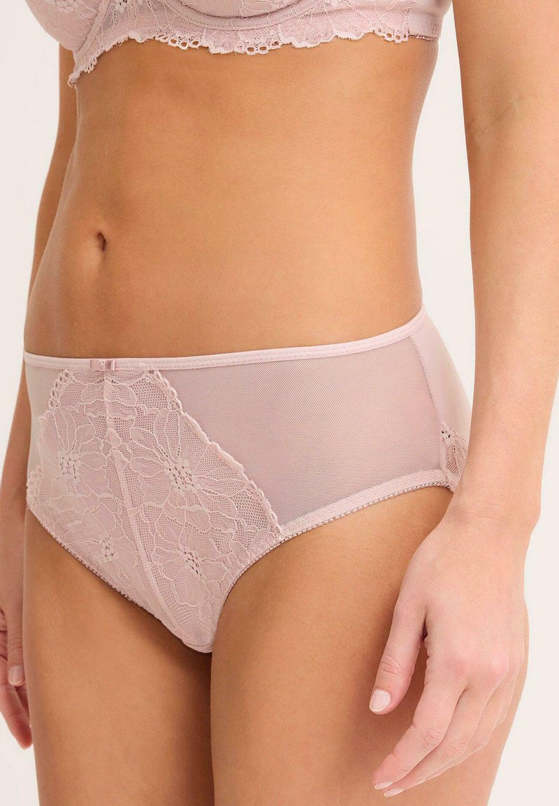 Rosa Unterwäsche mit floralen Spitzenakzenten und transparenten seitlichen Einsätzen. Weiche Textur mit einem Design für vollständige Abdeckung und zarter Nahtführung.