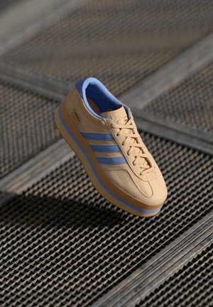 GAZELLE STACK - Tenisky - halo blush/blue spark